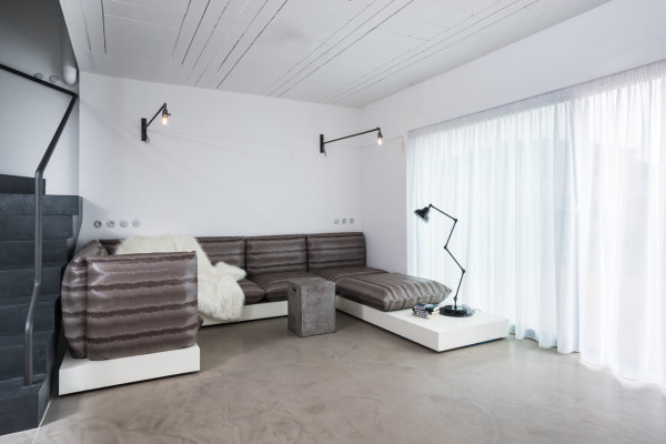 Nội thất ấn tượng với hai m&agrave;u đen – trắng