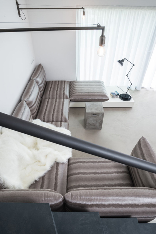 Nội thất ấn tượng với hai m&agrave;u đen – trắng