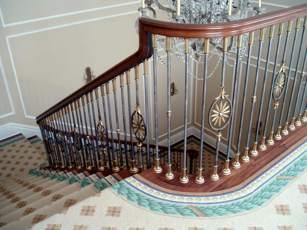 Tránh bố trí cầu thang chạy thẳng ra cửa