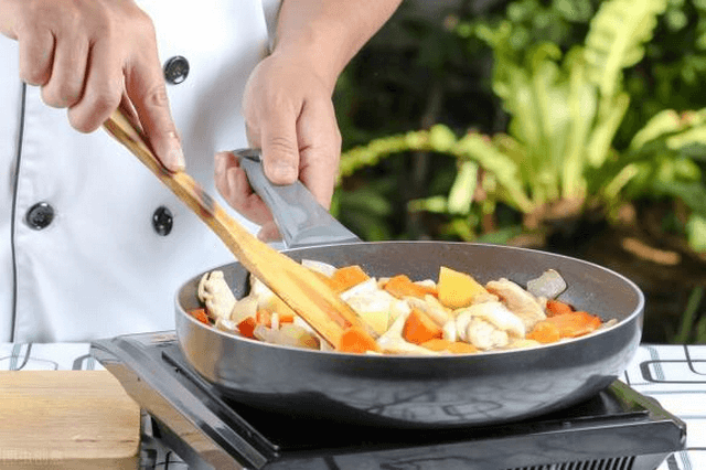 Mẹo nấu ăn đơn giản giúp bạn làm ra những món ăn ngon 13 Gà sẽ thơm ngon hơn khi bạn nấu nó trong giấy bạc