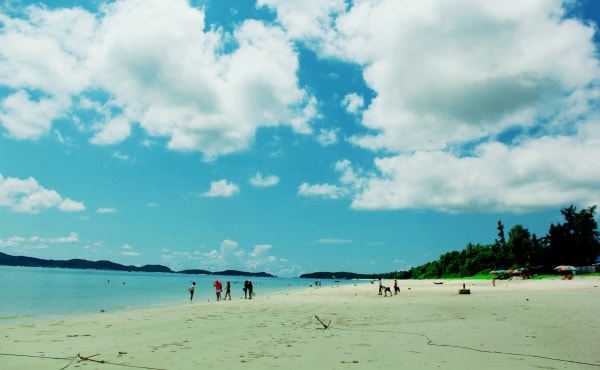 Cùng khám phá 4 bãi biển đẹp gần Hà Nội, Sài Gòn List