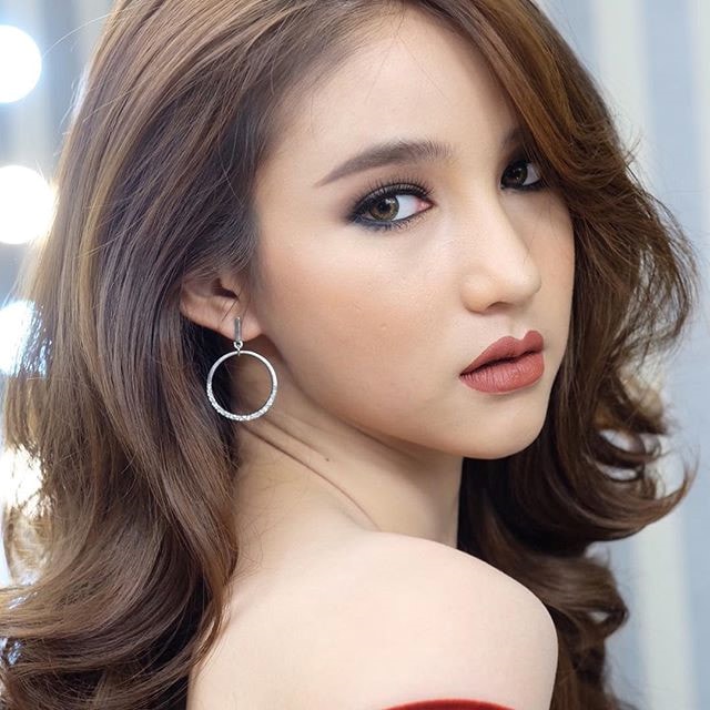 Vẻ đẹp 'thần tiên tỷ tỷ' của Hoa hậu chuyển giới Thái Lan 2017