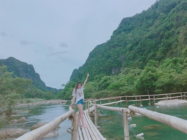 Không thể bỏ lỡ Suối Nước Moọc đẹp rụng tim tại Việt Nam