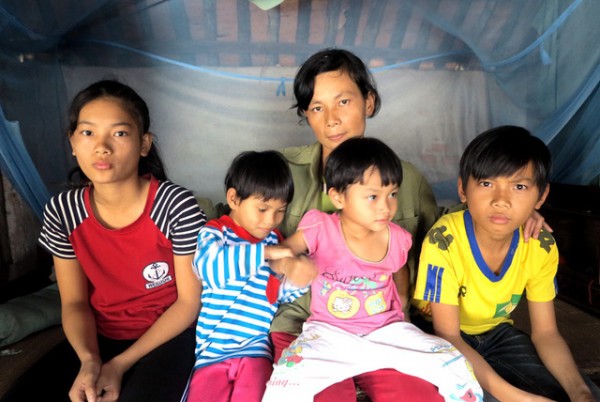 Chồng mất chị Hùng “bới rác kiếm cơm” nuôi bố mẹ già và 4 đứa con thơ