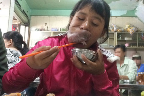 Hoàn cảnh khó khăn của thiếu nữ 15 năm đau đớn không thấy nụ cười, Sài Gòn List