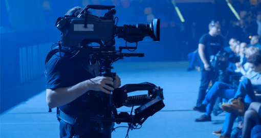 Steadicam cho phép các nhà làm phim đi bộ với máy quay Steadicam cho phép các nhà làm phim đi bộ với máy quay