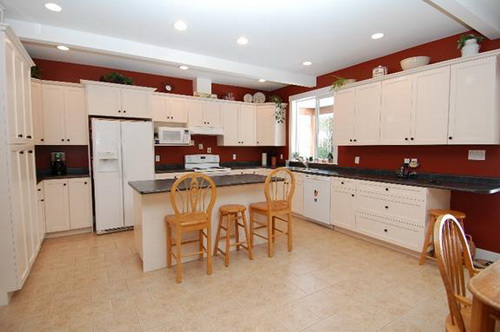 Bài trí phòng bếp đơn giản và sang trọng