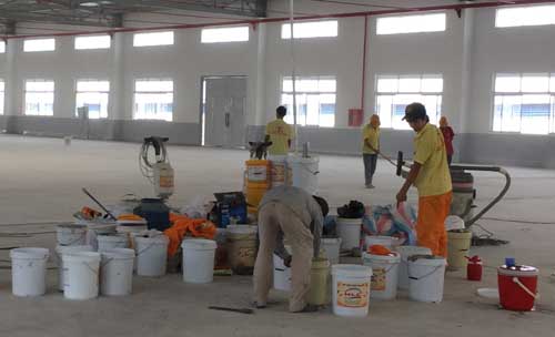 Chân váy jean cực kỳ dễ kết hợp vừa đáng yêu vừa cá tính