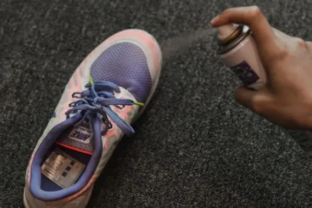 Hướng dẫn cách vệ sinh giày thể thao sạch bóng