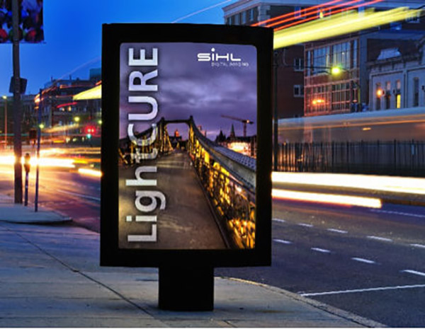 In backdrop là gì? In background khác in backdrop như thế nào?