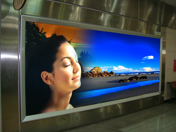 In backdrop là gì? In background khác in backdrop như thế nào?