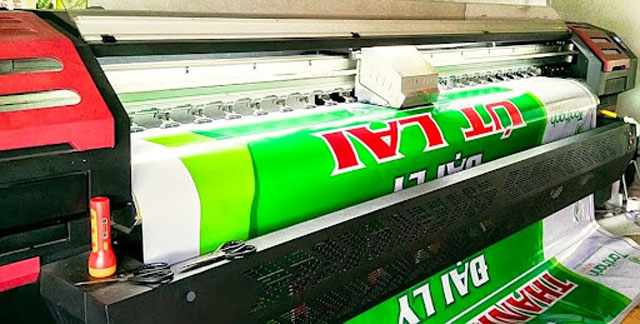 In backdrop là gì? In background khác in backdrop như thế nào?