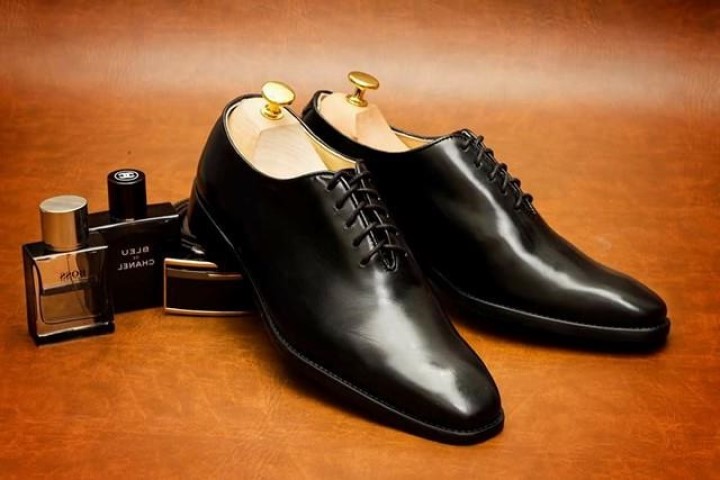 Làm mềm da giày nam để giữ bề mặt sáng bóng và mềm mại