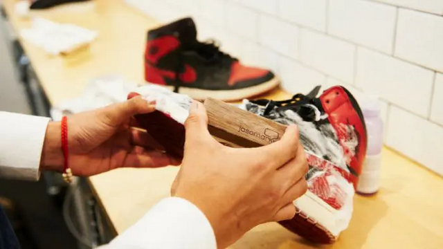 Lưu ý phối hợp màu sắc giày thể thao cùng bộ trang phục phù hợp