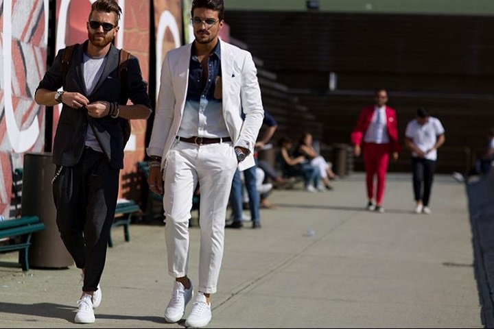 Mix đồ với sneaker phối cùng quần tây nam phong trần pha lẫn lịch lãm