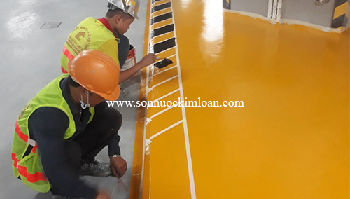 Sơn kẻ sọc vàng đen cho bệ đặt cabin