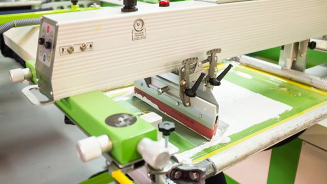 Ưu điểm kỹ thuật in và tính ứng dụng của việc in lụa trên nhựa