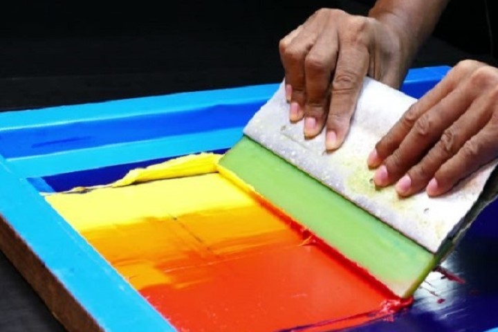 Ưu điểm kỹ thuật in và tính ứng dụng của việc in lụa trên nhựa