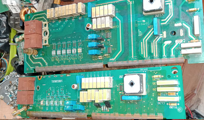 Một loại board ngõ ra điều khiển của biến tần