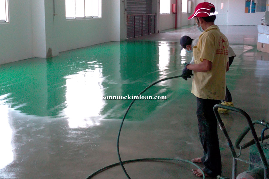 Sơn sàn epoxy bằng máy phun sơn