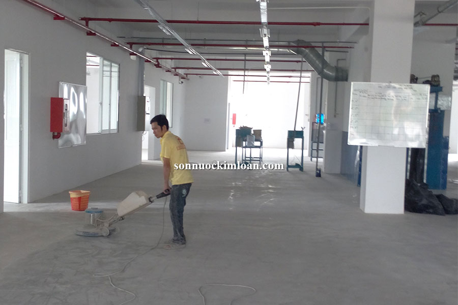 Sơn sàn epoxy bằng máy phun sơn