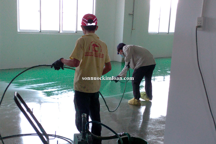 Sơn sàn epoxy bằng máy phun sơn