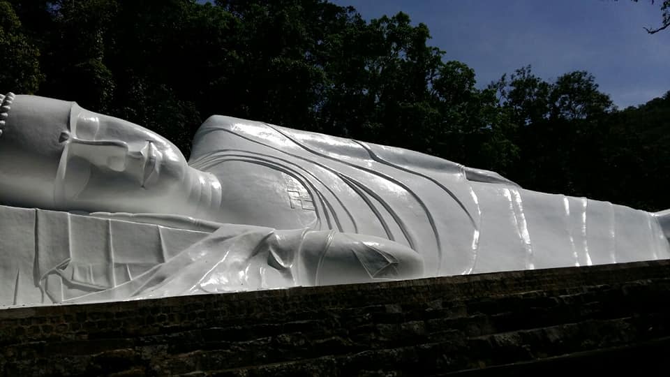 Thi công sơn tượng phật nằm núi Tà Cú &#8211; Bình Thuận