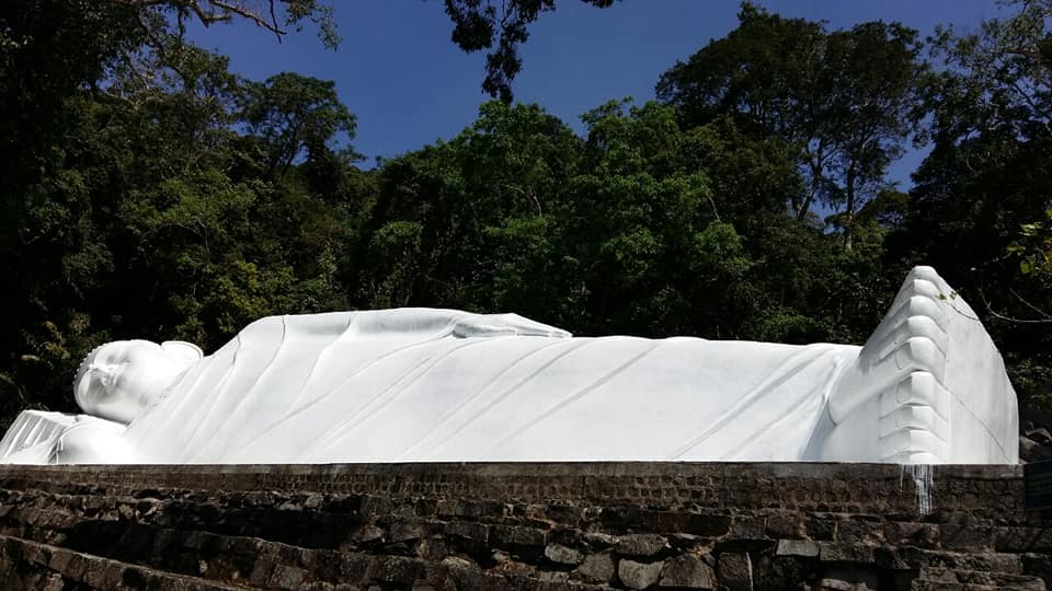 Thi công sơn tượng phật nằm núi Tà Cú &#8211; Bình Thuận