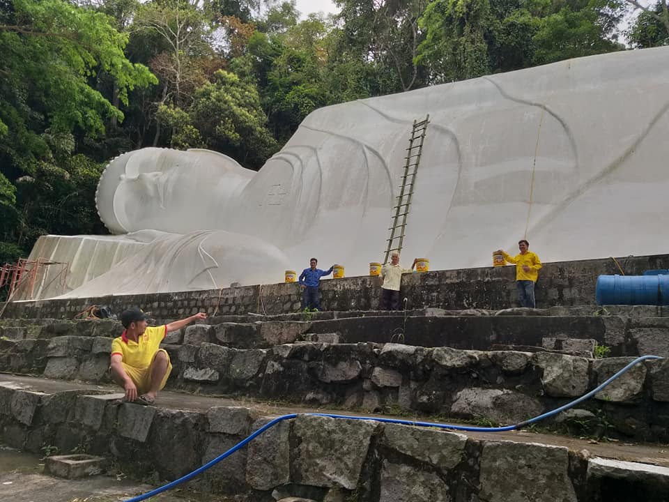 Thi công sơn tượng phật nằm núi Tà Cú &#8211; Bình Thuận